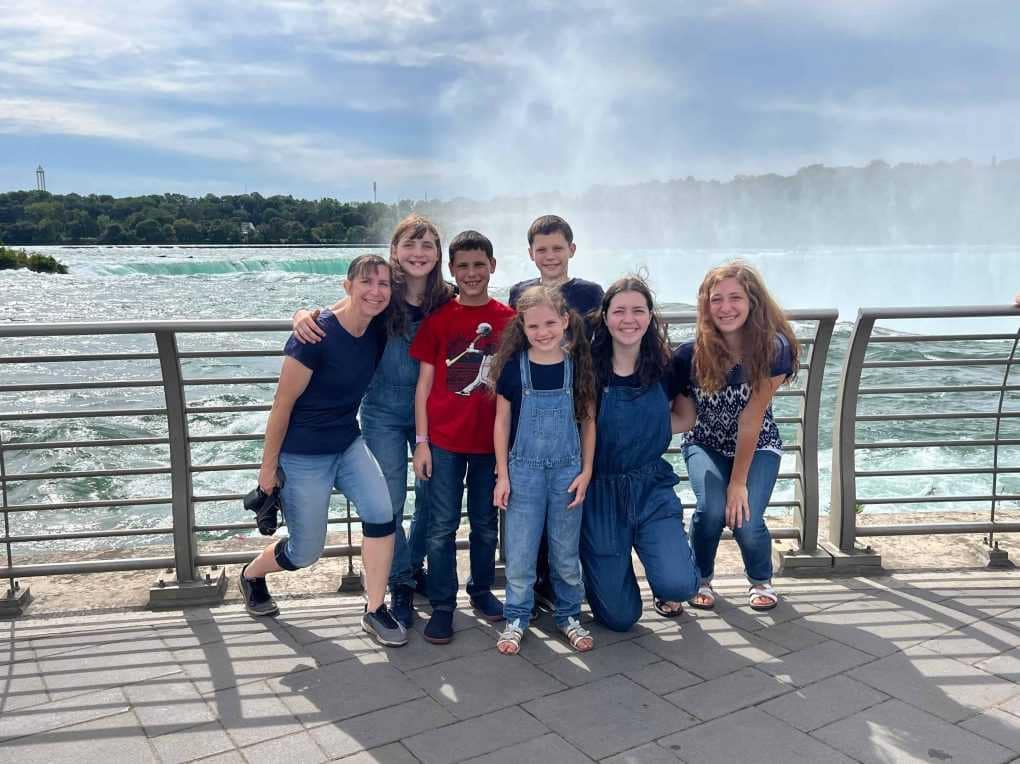mom and 6 kids at Niagara Falls