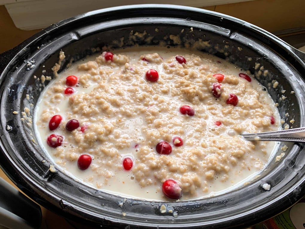 crock pot with steel cut oatmeal cooking