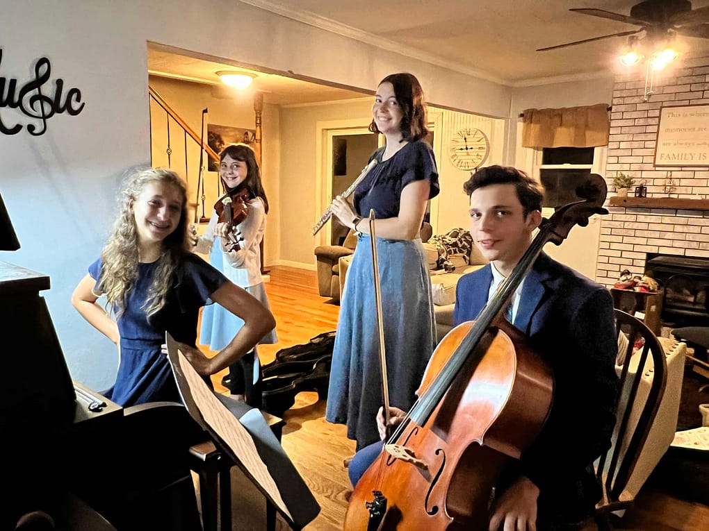 4 siblings playing their instruments