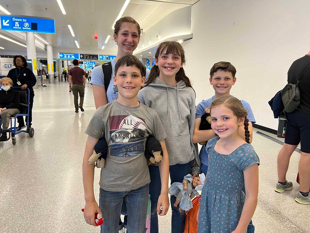 5 kids in an airport