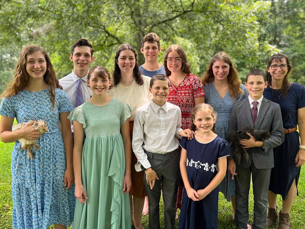 family of 10 kids and mom