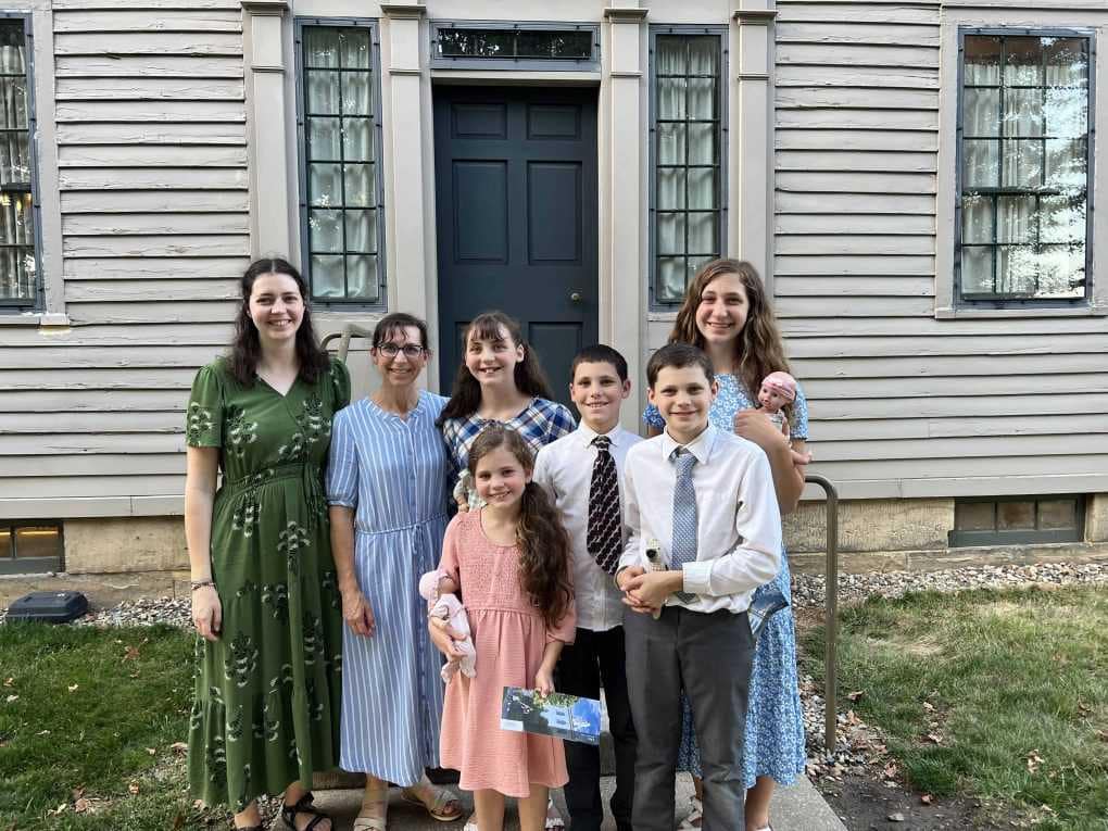 mom and 6 kids at John Johnson farm in Hiram, Ohio