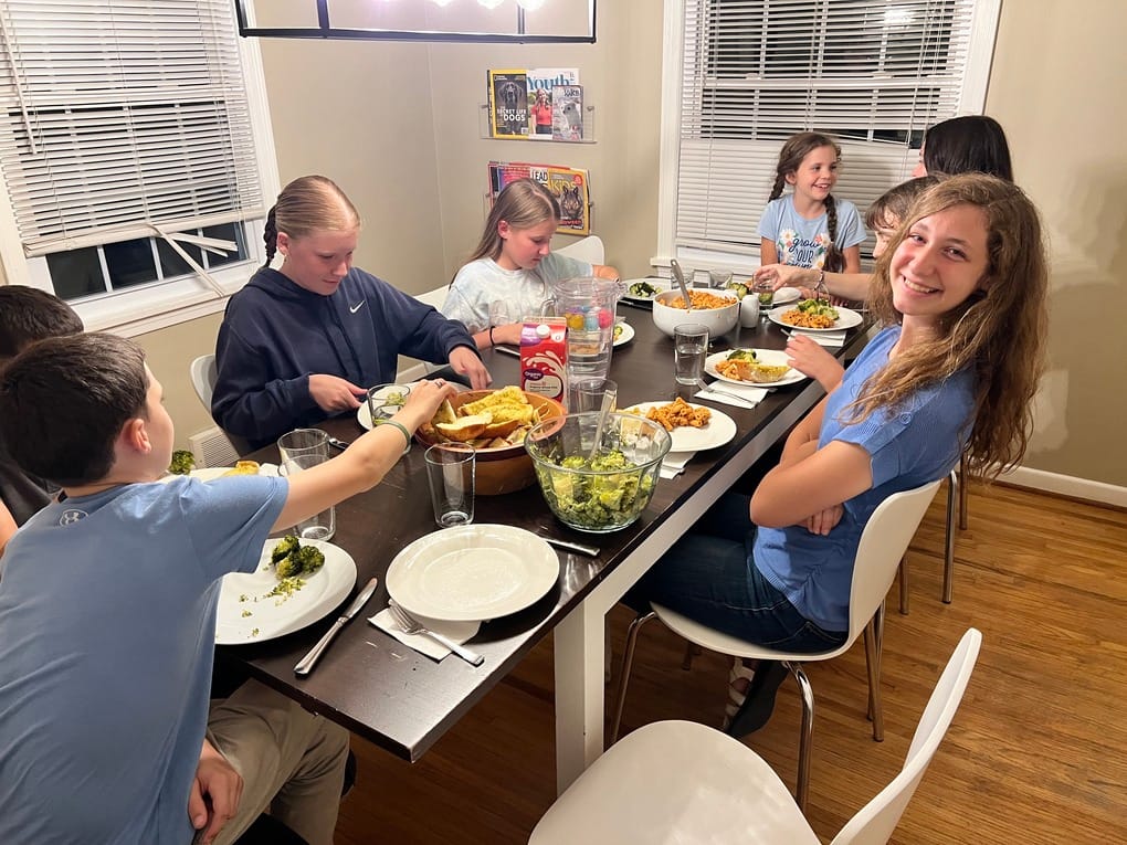 children eating dinner
