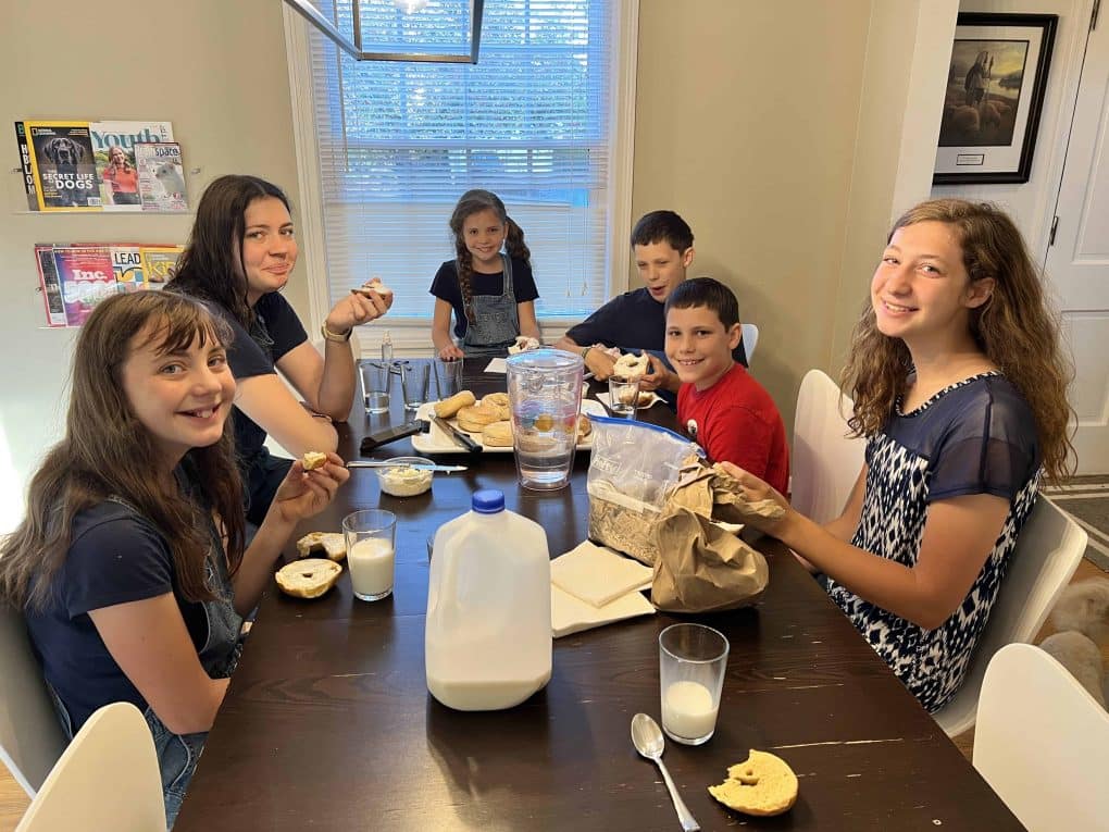 6 kids eating bagels