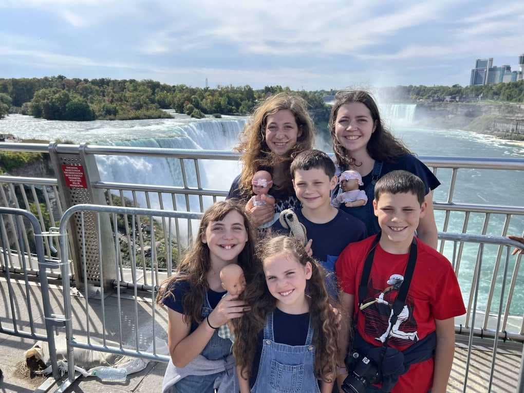 6 kids at Niagara Falls