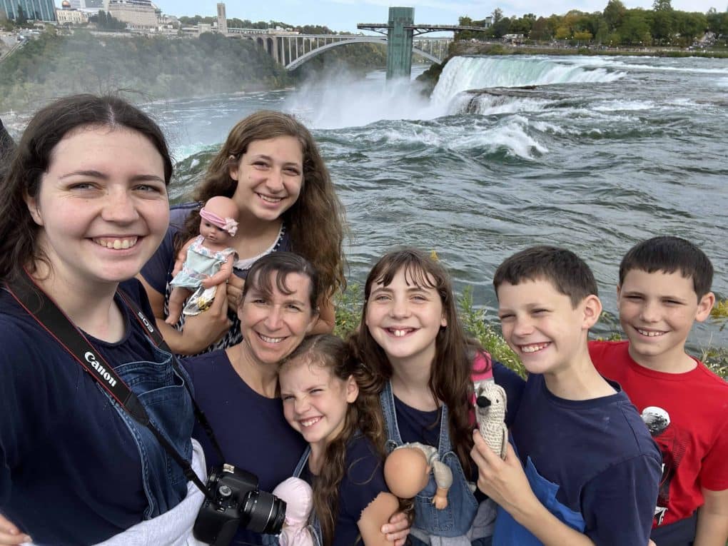 mom and 6 kids selfie at Niagara Falls