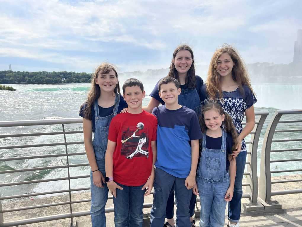 6 kids at Niagara Falls