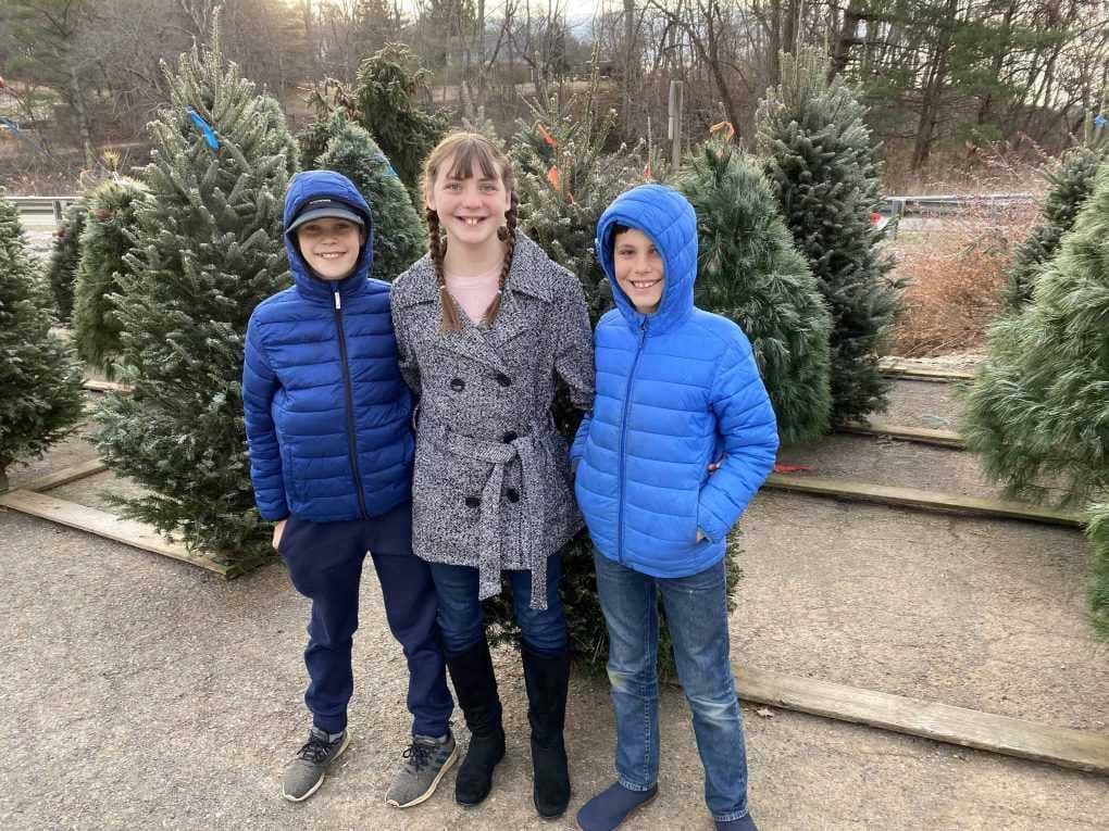 kids with Christmas tree