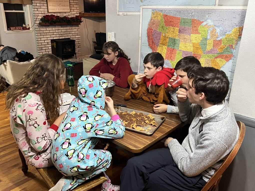 children eating pan nachos
