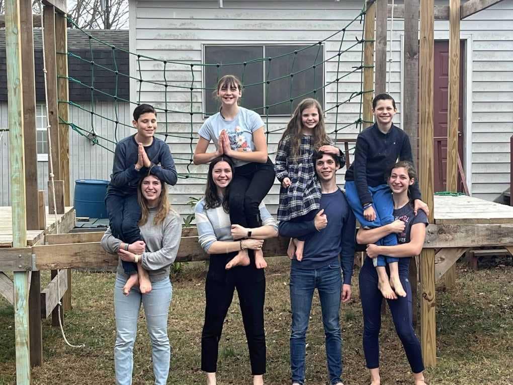 8 kids doing shoulder angels