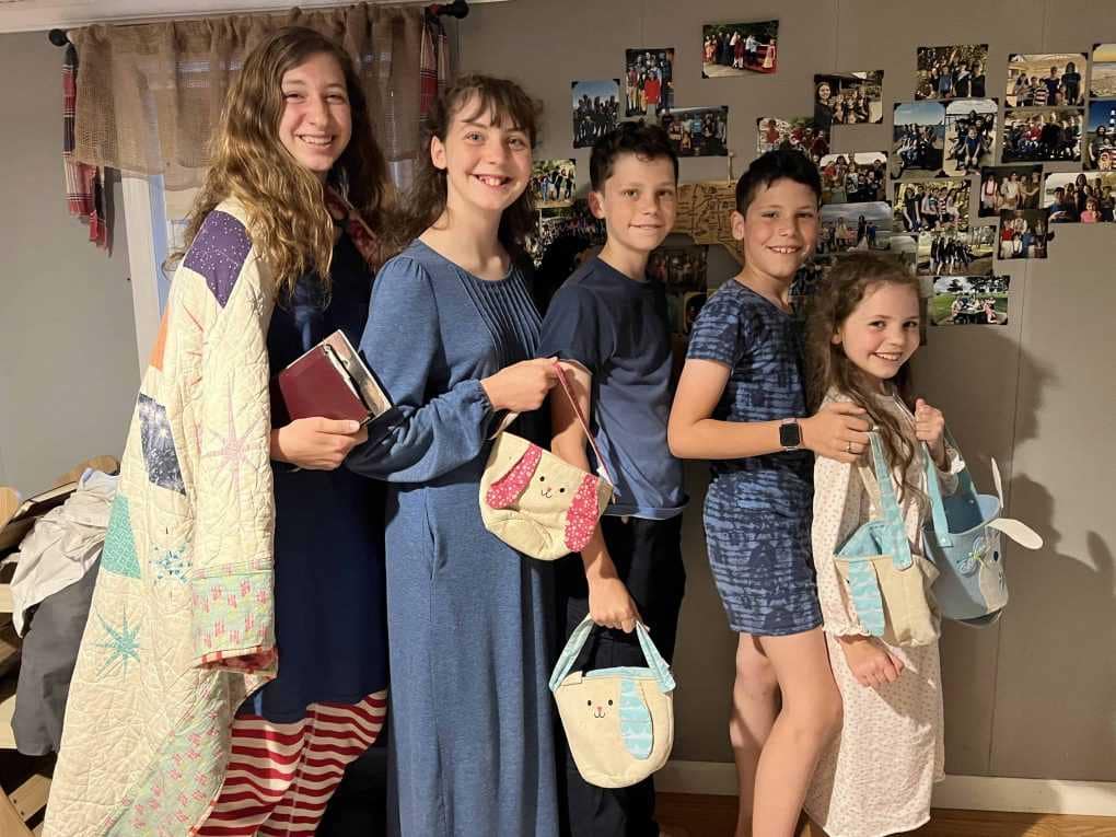 5 kids lined up Easter morning