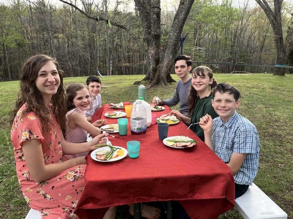 6 kids eating Easter dinner outside
