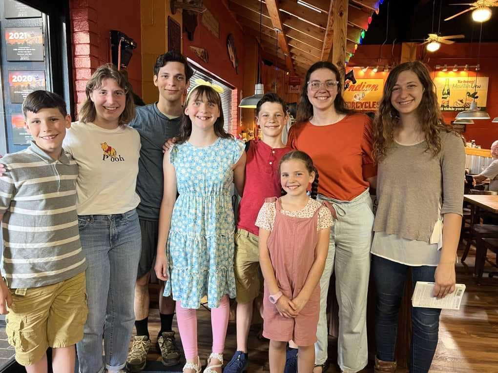 8 siblings at a restaurant
