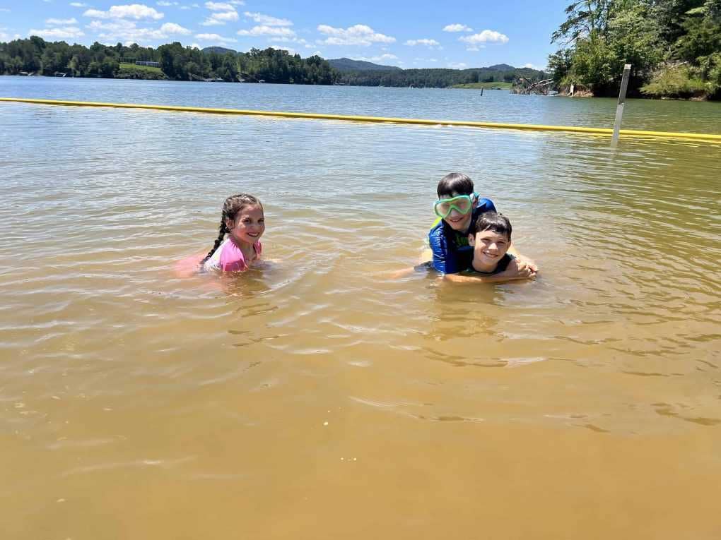 3 siblings in the lake