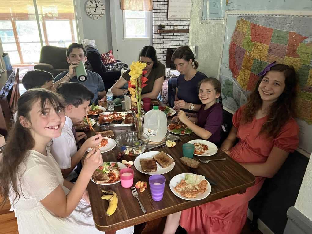 8 siblings eating dinner