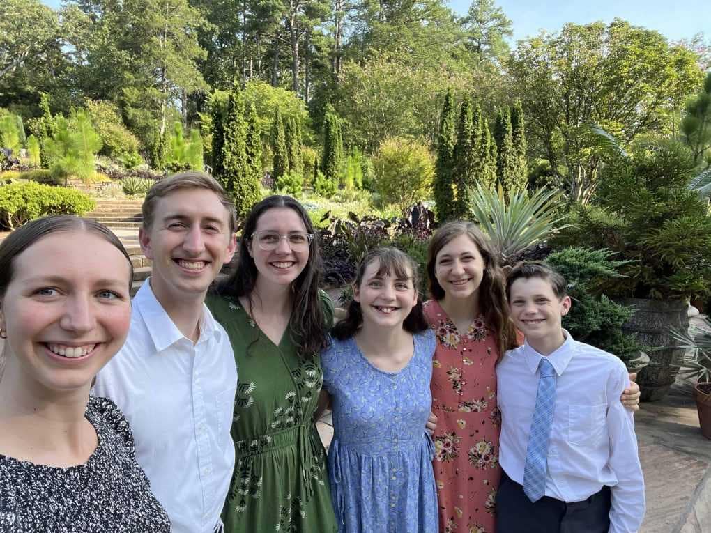 6 siblings at Duke Gardens
