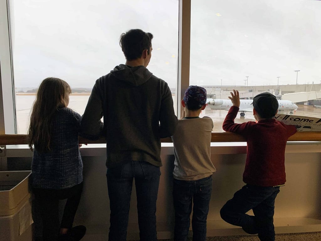 4 siblings watching planes land at GSO airport
