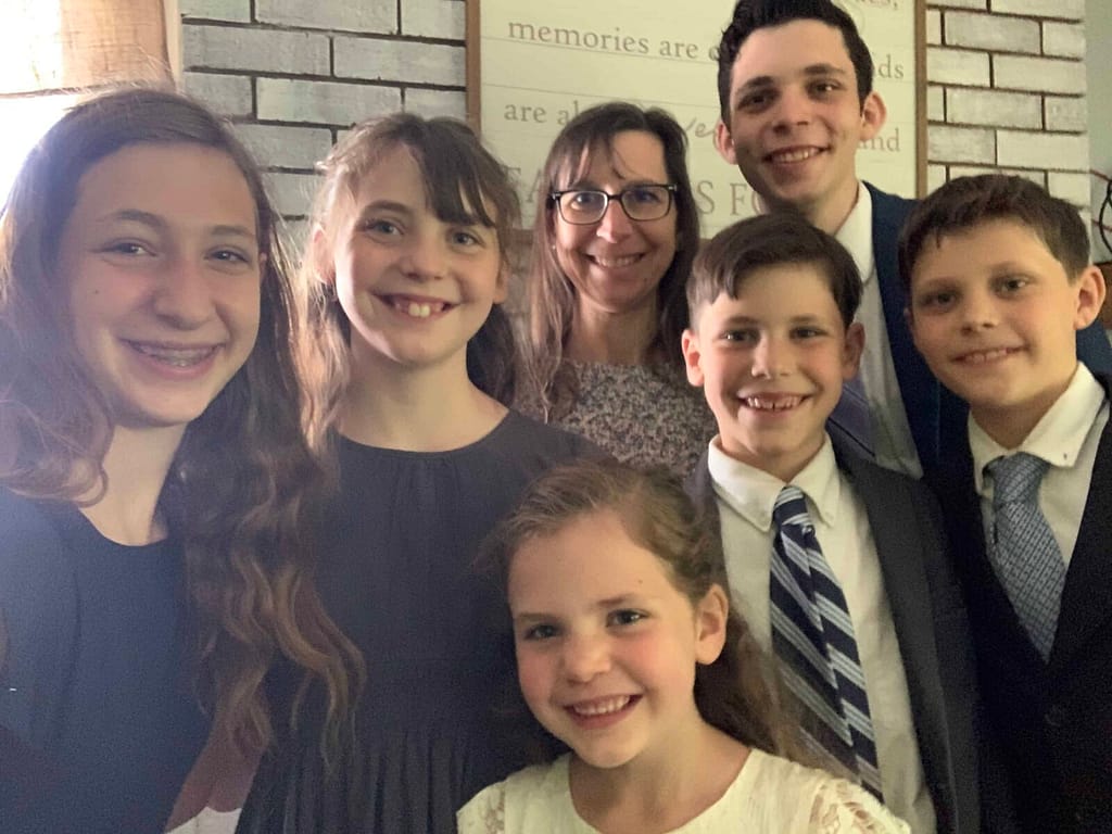 mom and 6 kids selfie