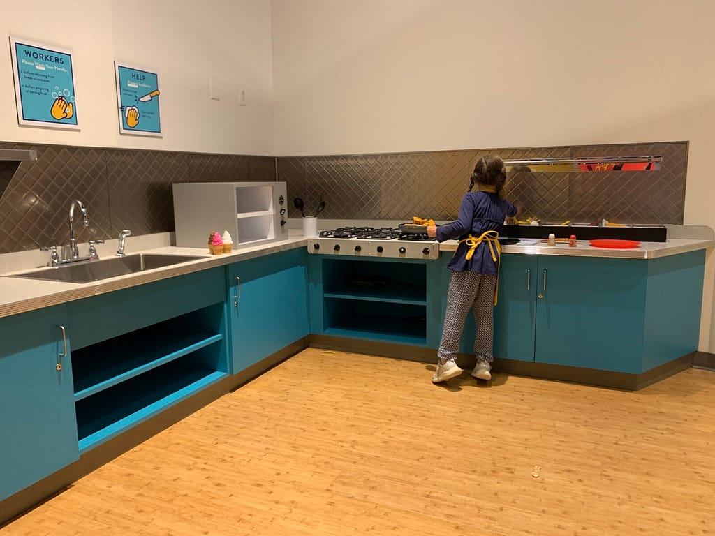 girl playing at a restaurant at Nido museum