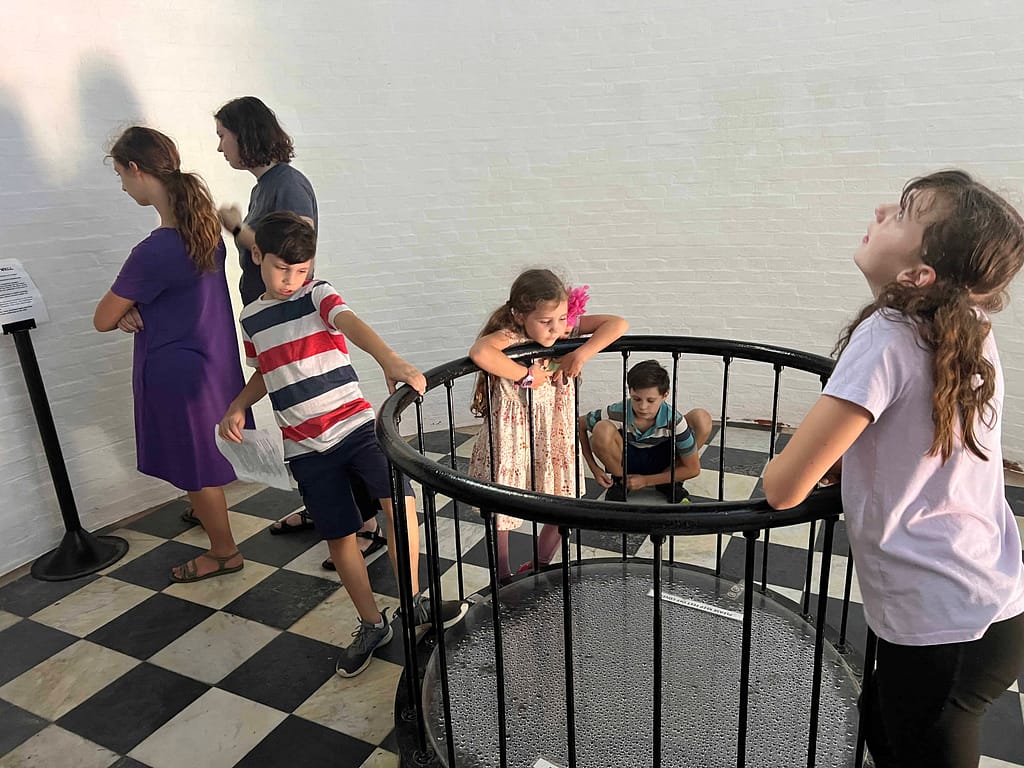 kids looking in the bodie lighthouse