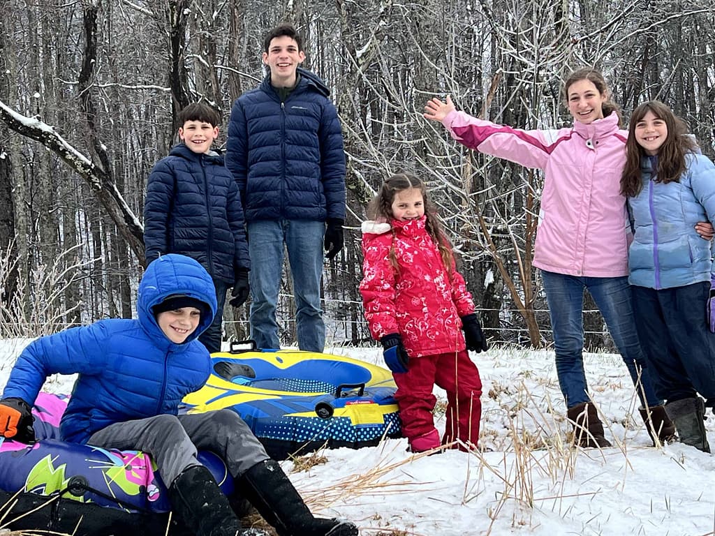 6 siblings playing in the snow