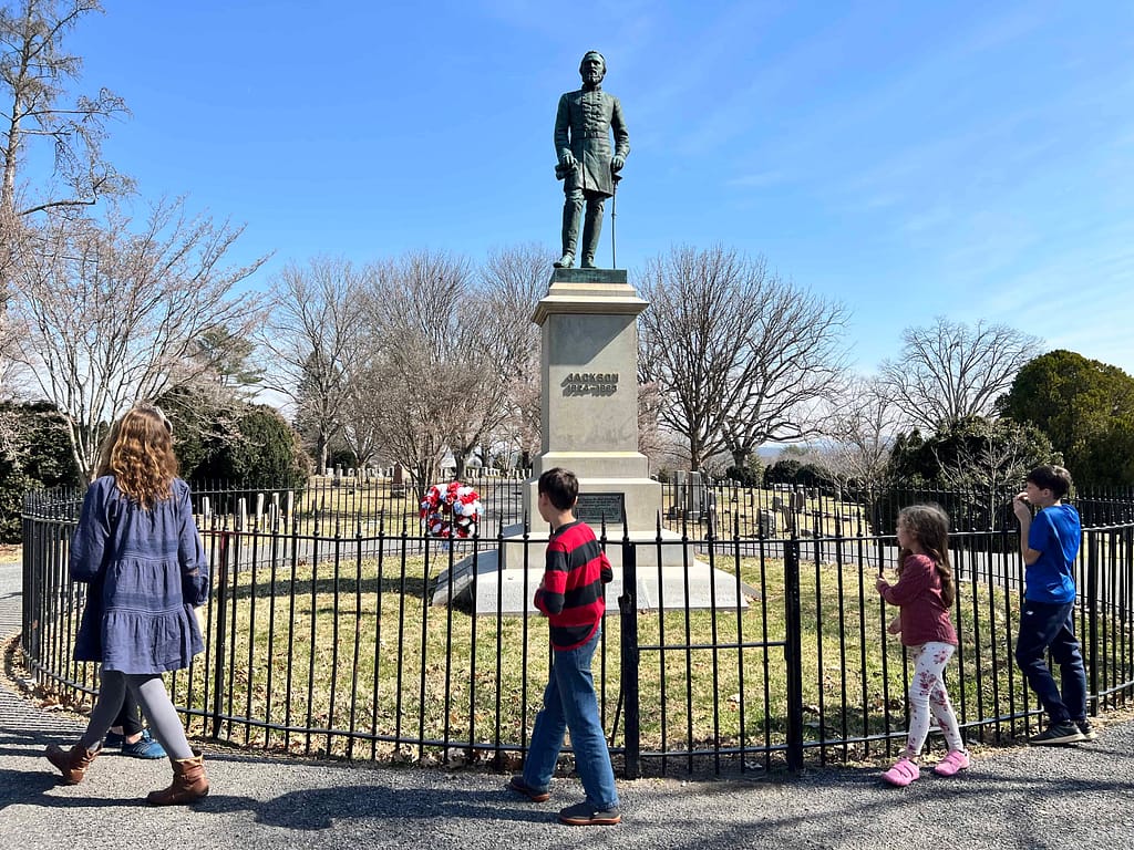 kids looking at the Stonewall Jackson grave and memorial