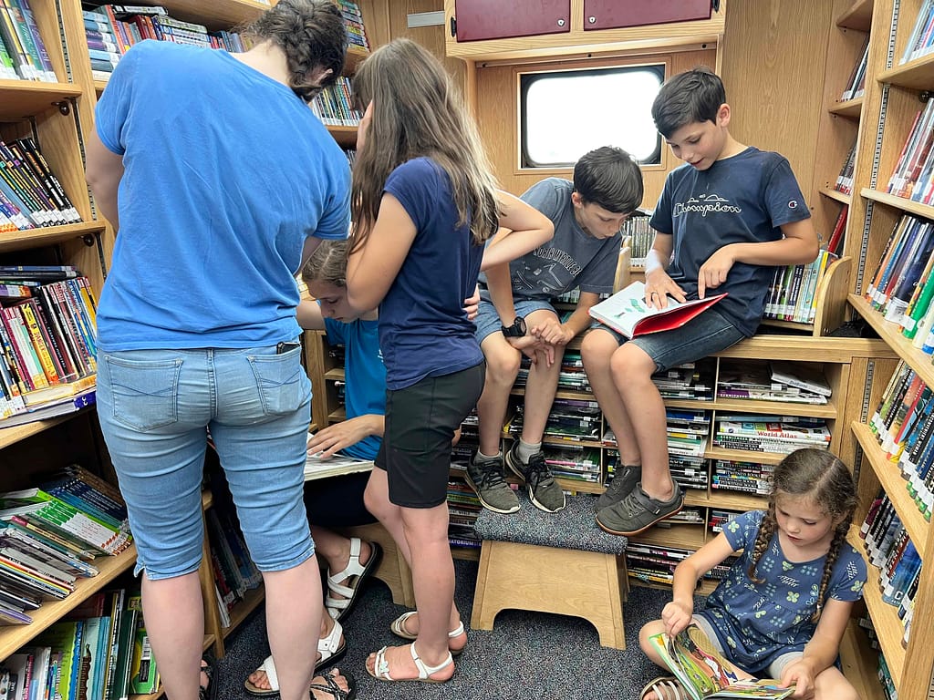 kids reading in bookmobile