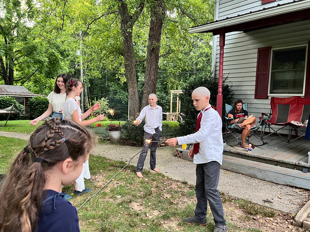 kids doing sparklers