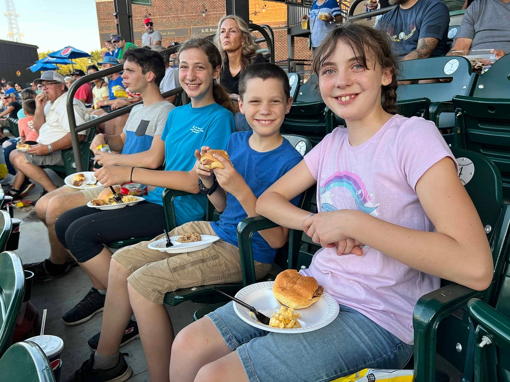 4 siblings at a baseball game