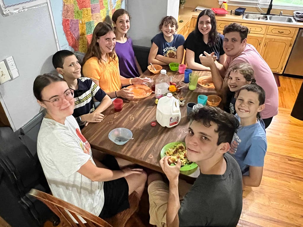 10 kids eating around the table