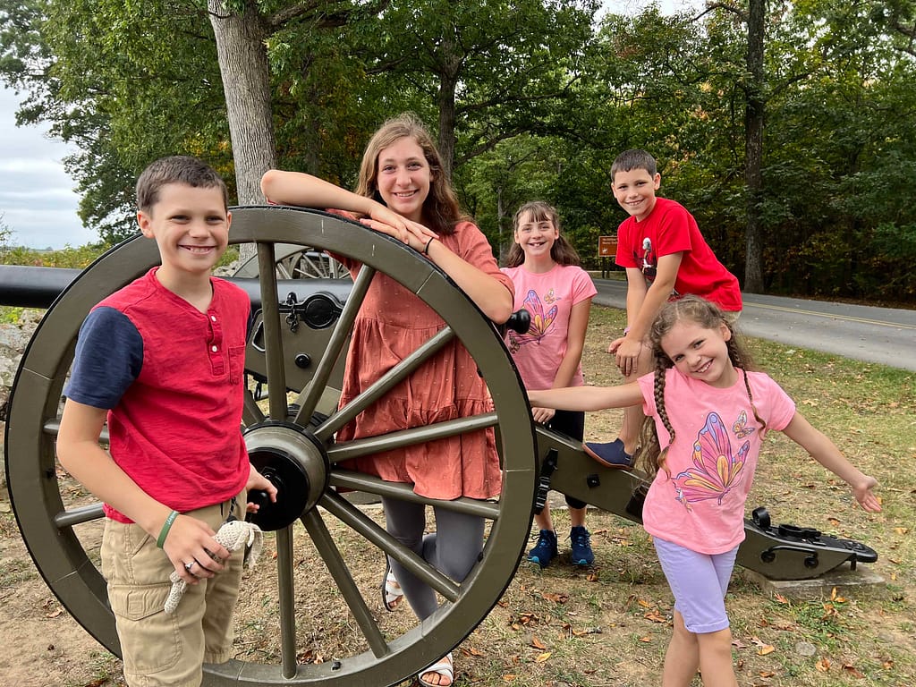 5 kids at Gettysburg cannon
