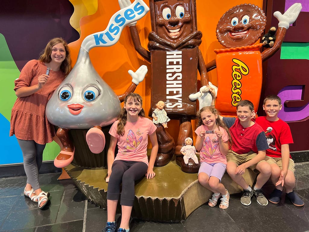 5 kids at Hershey Factory
