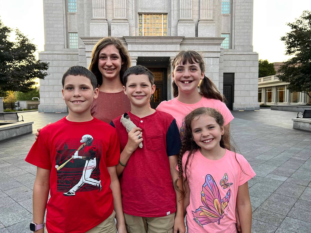 5 kids at Philadelphia Temple
