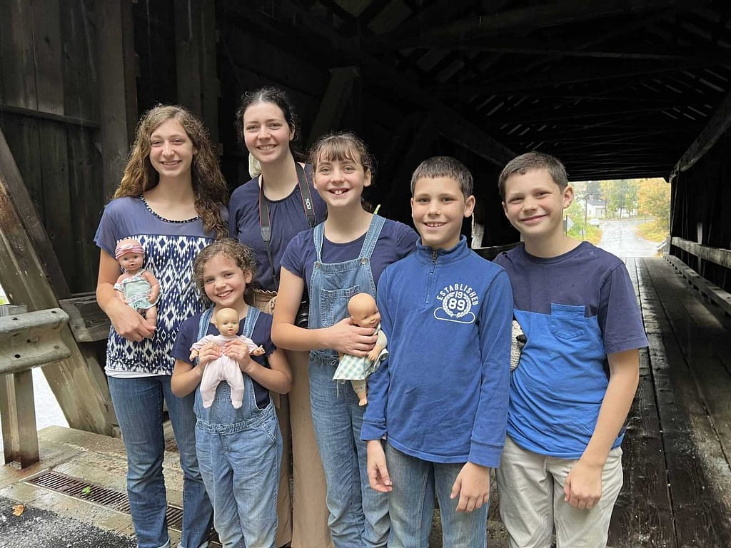 6 kids in covered bridge