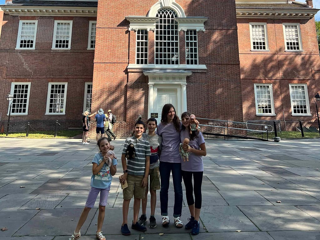 5 kids at Independence Hall