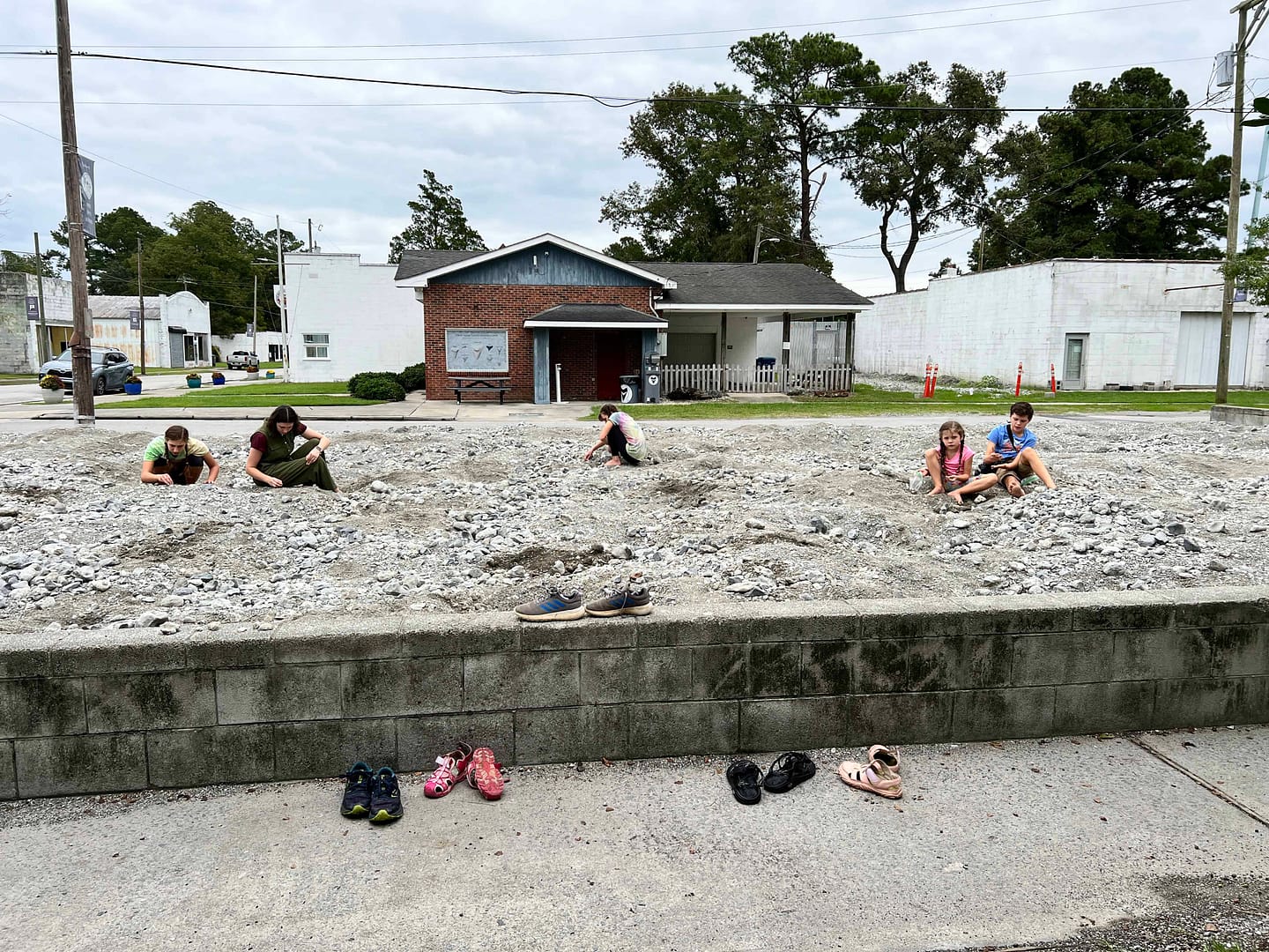 kids digging for shark teeth at Aurora fossil dig, NC