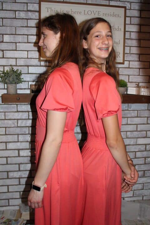 two sisters compare heights