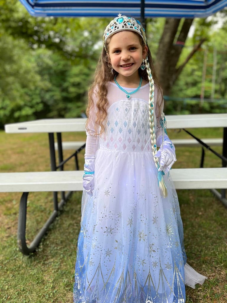 girl dressed like elsa Frozen