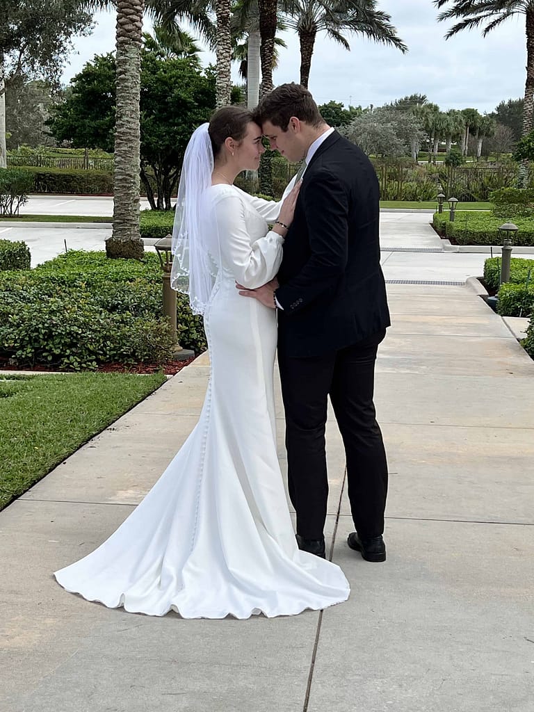 bride and groom outside of Florida temple