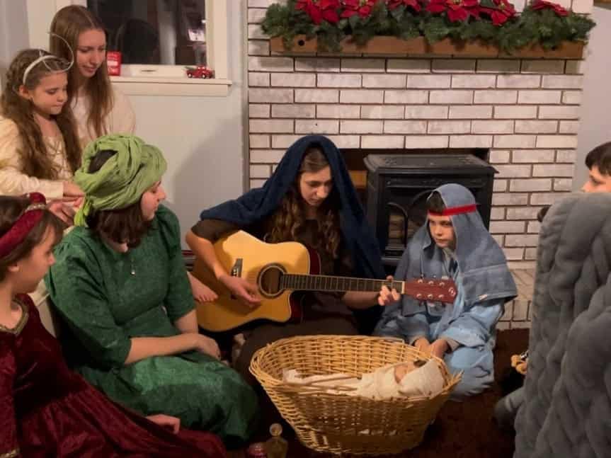 kids acting out the nativity
