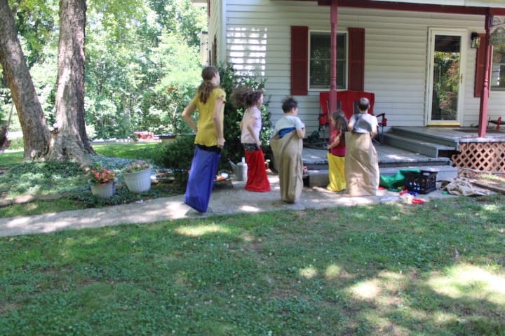 5 siblings finish a sack race