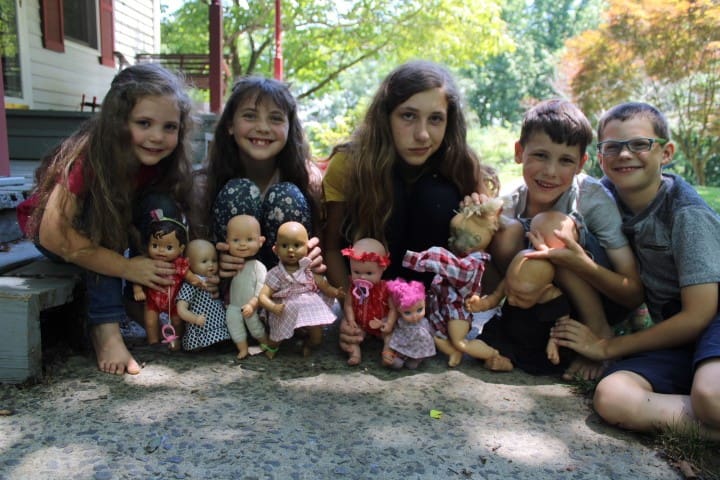 5 kids have their dolls do a 3 legged race