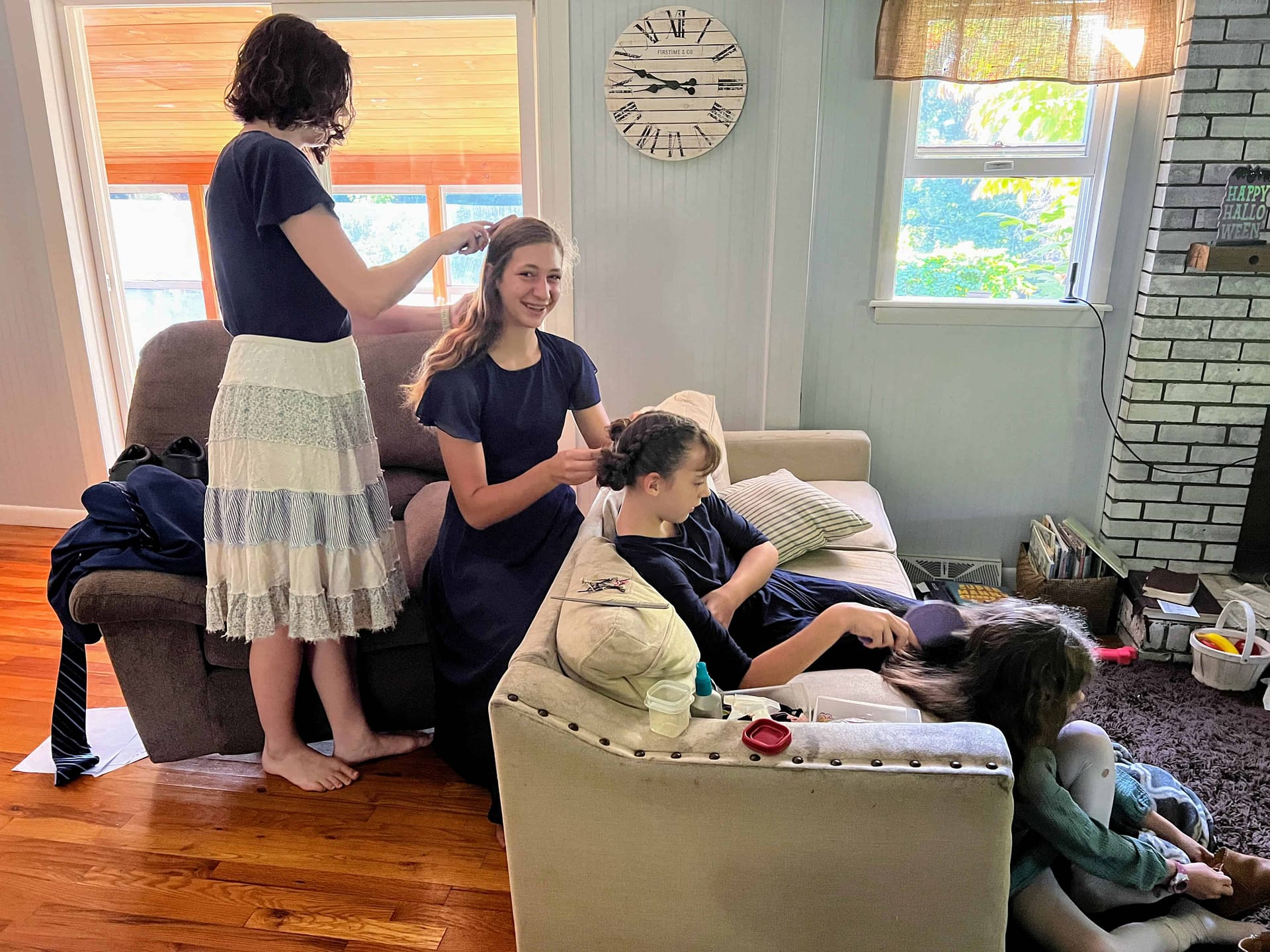 4 sisters doing each others hair