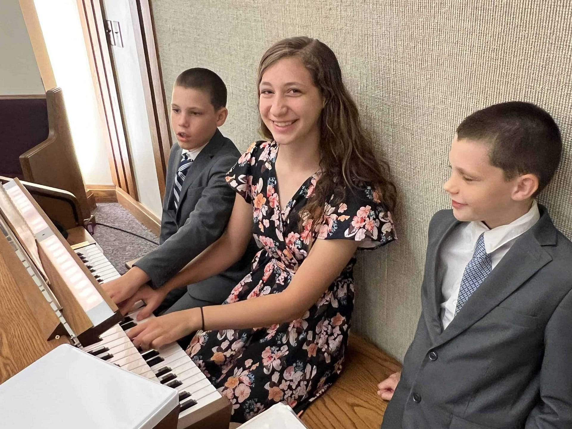 3 siblings playing the organ